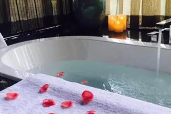 昆明水疗池中的失重冥想：当身体学会漂浮